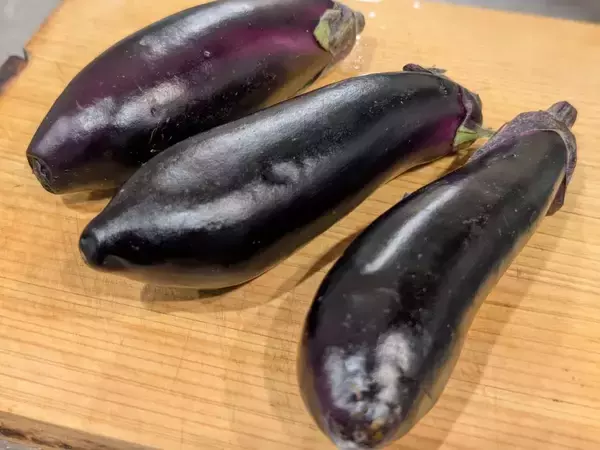 本物のうなぎ？いいえ『ナス』です！　片栗粉をまぶして焼く調理テク【夏レシピ4選】