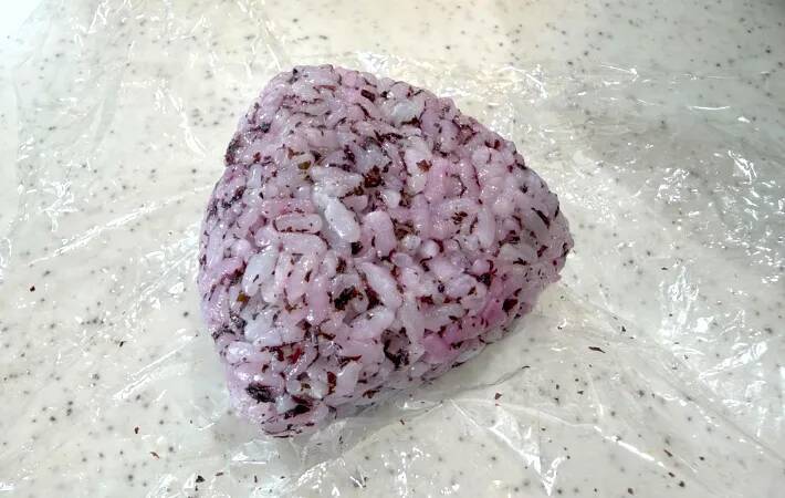 ゆかりに『大さじ1杯』入れてみて！ おにぎりの仕上がりに「紫が鮮やか」「しっとりしてる」