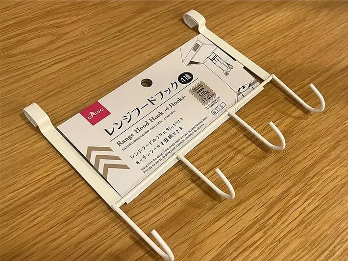 ジムのカード、サングラス、お風呂掃除グッズ…　ダイソーの４連フックが定位置づくりに活躍した！