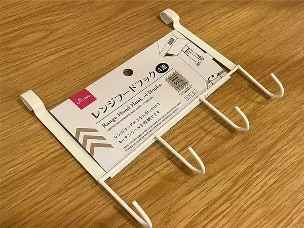「ジムのカード、サングラス、お風呂掃除グッズ…　ダイソーの４連フックが定位置づくりに活躍した！」の画像