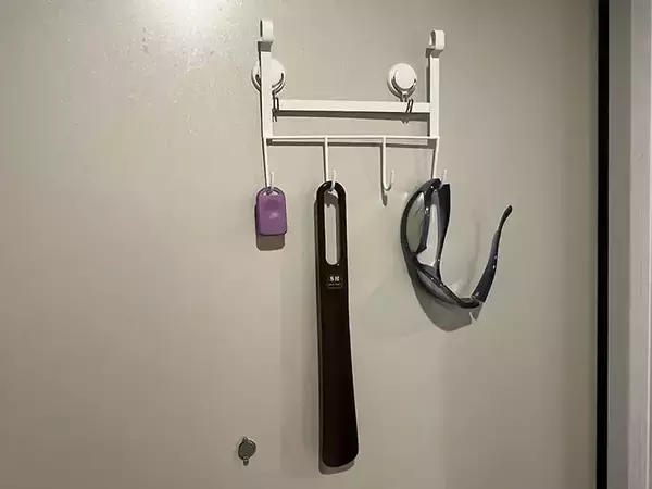 「ジムのカード、サングラス、お風呂掃除グッズ…　ダイソーの４連フックが定位置づくりに活躍した！」の画像