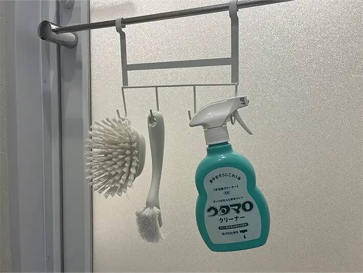 ジムのカード、サングラス、お風呂掃除グッズ…　ダイソーの４連フックが定位置づくりに活躍した！