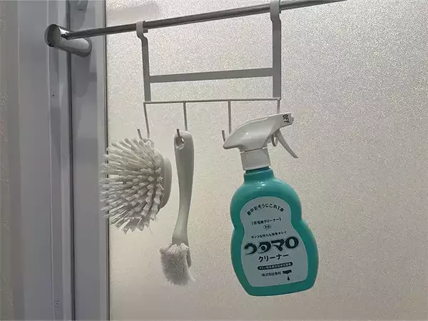 「ジムのカード、サングラス、お風呂掃除グッズ…　ダイソーの４連フックが定位置づくりに活躍した！」の画像