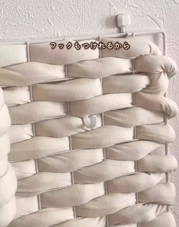 「ダイソー『ワイヤーネット』を活用した壁掛け収納に「思い付くのがすごい」「かわいい」」の画像