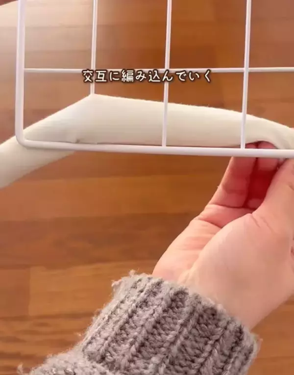 「ダイソー『ワイヤーネット』を活用した壁掛け収納に「思い付くのがすごい」「かわいい」」の画像