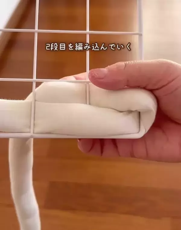 「ダイソー『ワイヤーネット』を活用した壁掛け収納に「思い付くのがすごい」「かわいい」」の画像