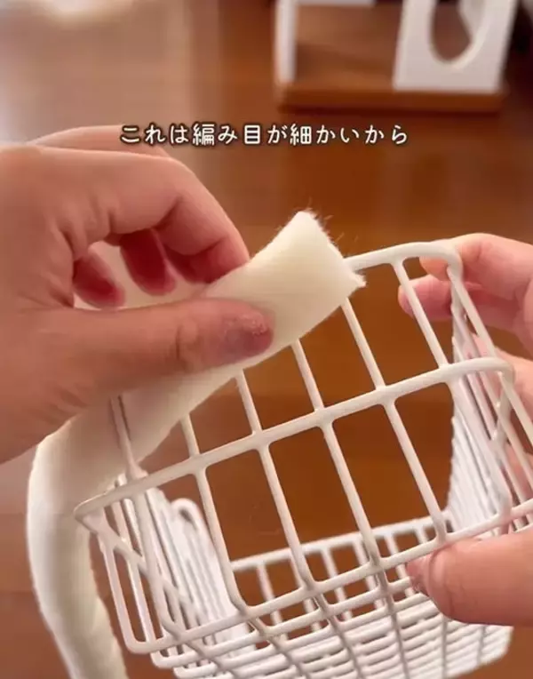 「ダイソー『ワイヤーネット』を活用した壁掛け収納に「思い付くのがすごい」「かわいい」」の画像