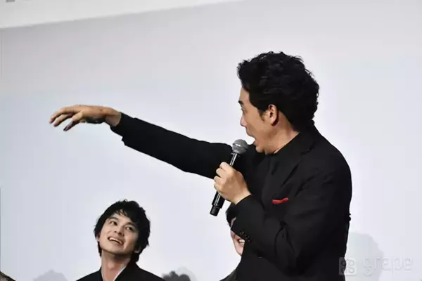 「【全文レポート】大泉洋、撮影中に福山雅治のモノマネをして岡田将生を困らせる」の画像