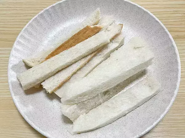 「試してみて！　食パンをカットしてカレーマヨネーズを塗ると…想像を超えるおいしさに」の画像