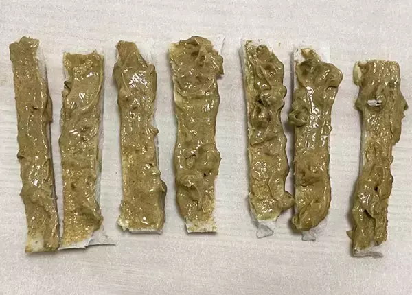 「試してみて！　食パンをカットしてカレーマヨネーズを塗ると…想像を超えるおいしさに」の画像