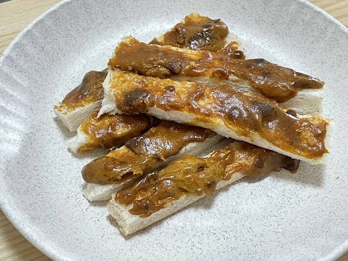 試してみて！　食パンをカットしてカレーマヨネーズを塗ると…想像を超えるおいしさに