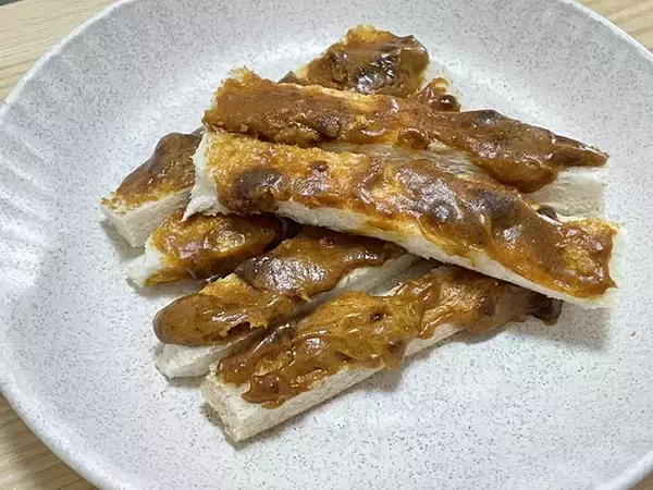 「試してみて！　食パンをカットしてカレーマヨネーズを塗ると…想像を超えるおいしさに」の画像