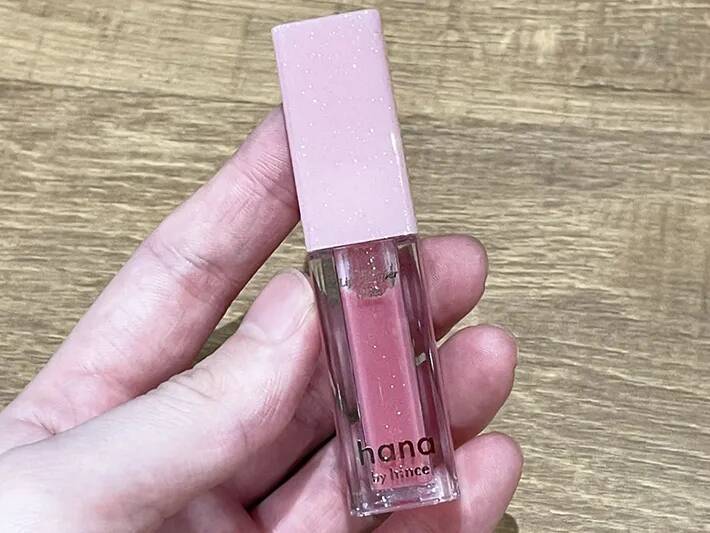 イルミネーション級の輝き！　ファミマで買える『ホリデーコスメ』を使ってみると…