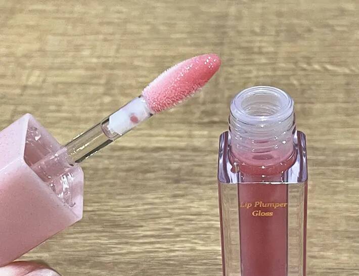 イルミネーション級の輝き！　ファミマで買える『ホリデーコスメ』を使ってみると…