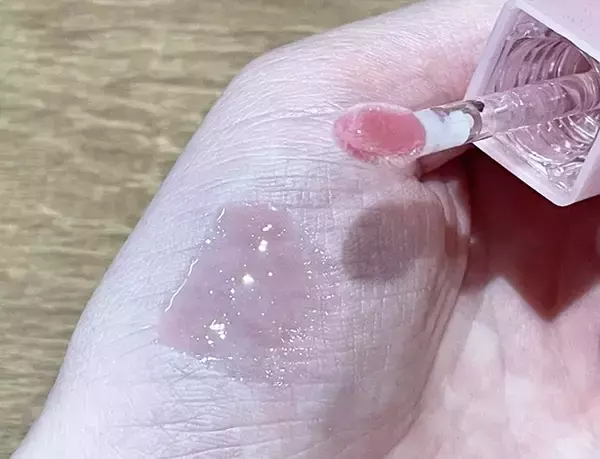 「イルミネーション級の輝き！　ファミマで買える『ホリデーコスメ』を使ってみると…」の画像