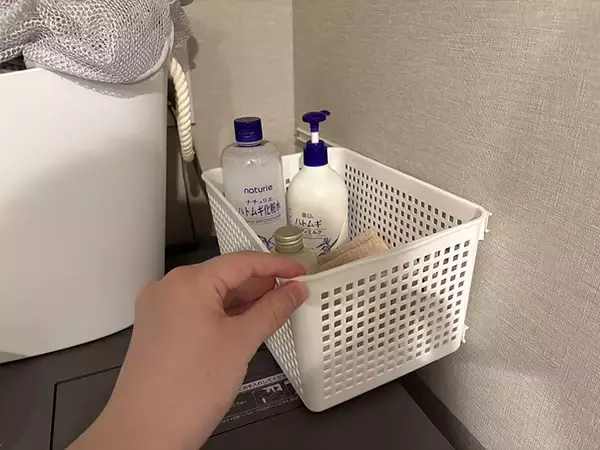 「バスケットに配線カバーを貼るだけ！　キッチンの収納スペースを増やすアイディアに「これは嬉しい」」の画像