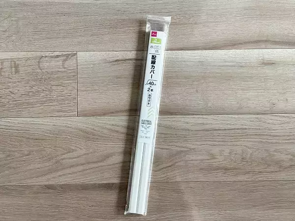 「バスケットに配線カバーを貼るだけ！　キッチンの収納スペースを増やすアイディアに「これは嬉しい」」の画像