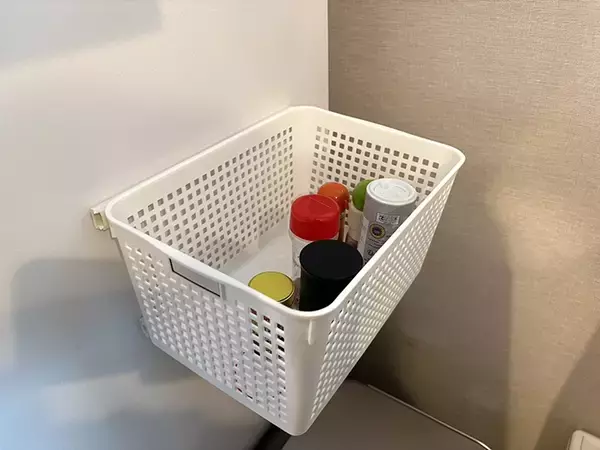 「バスケットに配線カバーを貼るだけ！　キッチンの収納スペースを増やすアイディアに「これは嬉しい」」の画像