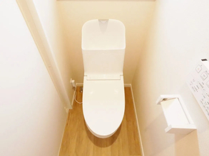 石こうピンを壁に『斜め45度』で打ち込んで　トイレに作った収納棚がこちら【DIY4選】