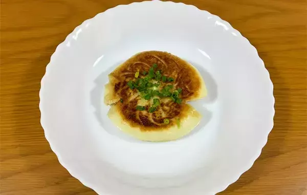 「コンビニの肉まんをフライパンで焼くと…　完成した料理に「おいしすぎる！」「想像以上にサクサク」」の画像