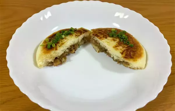 「コンビニの肉まんをフライパンで焼くと…　完成した料理に「おいしすぎる！」「想像以上にサクサク」」の画像