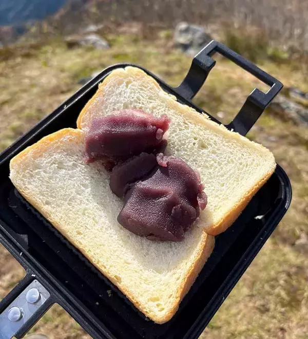 「赤福の食べ方に「この発想はなかった！」「天才か」　山頂で作ったものが？」の画像