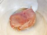 「パサつきがちな鶏むね肉がしっとり！　ゆでるより簡単な調理法に「我が家の定番になりそう」」の画像1