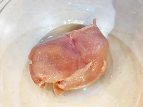 パサつきがちな鶏むね肉がしっとり！　ゆでるより簡単な調理法に「我が家の定番になりそう」