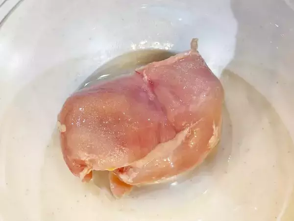 パサつきがちな鶏むね肉がしっとり！　ゆでるより簡単な調理法に「我が家の定番になりそう」