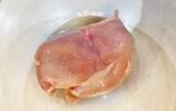 「パサつきがちな鶏むね肉がしっとり！　ゆでるより簡単な調理法に「我が家の定番になりそう」」の画像2