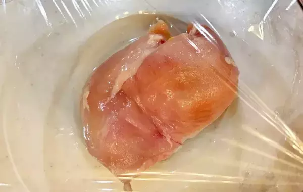 「パサつきがちな鶏むね肉がしっとり！　ゆでるより簡単な調理法に「我が家の定番になりそう」」の画像