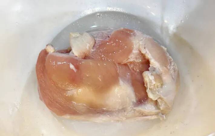 パサつきがちな鶏むね肉がしっとり！　ゆでるより簡単な調理法に「我が家の定番になりそう」