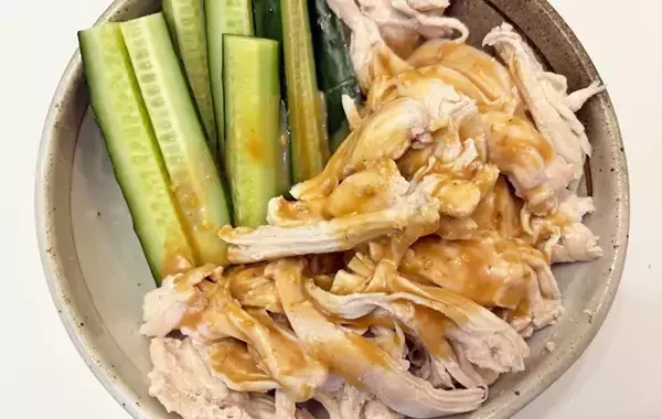 「パサつきがちな鶏むね肉がしっとり！　ゆでるより簡単な調理法に「我が家の定番になりそう」」の画像