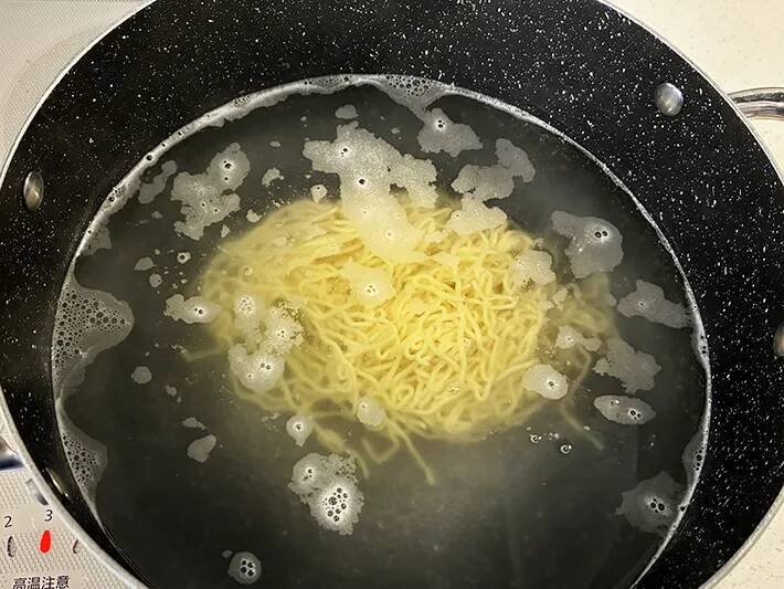 冷やし中華、もう水っぽくならない！　ザルを振るより2倍水が切れる『10秒押し』テク