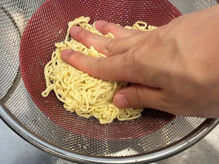 冷やし中華、もう水っぽくならない！　ザルを振るより2倍水が切れる『10秒押し』テク