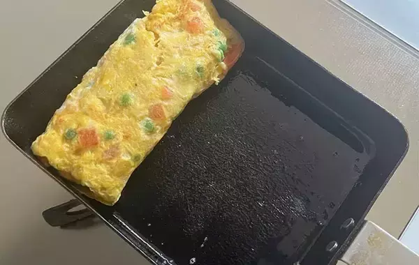 「いつもの玉子焼きに『50g』入れると？　切った断面に「絶対弁当に入れる」「息子が喜んだ」」の画像