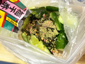 キュウリをたたいて『1袋』かけて…　ポリ袋ですぐ作れる副菜で「ご飯がすすむ！」