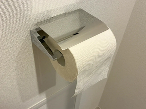 トイレでブックエンドに『木板』を貼るだけ！　便利な5分DIYで「雰囲気がガラリと変わった」