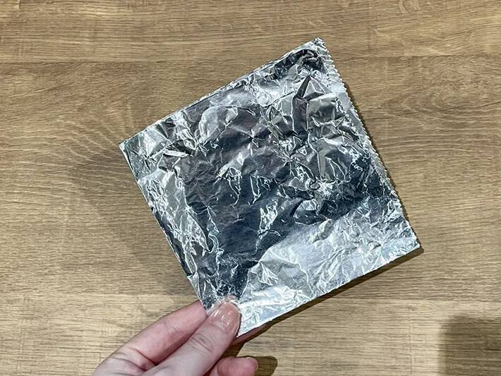 アルミホイルを2回折り畳んで…　容器に差すと「周りが汚れない」
