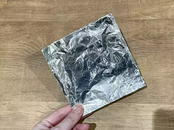 「アルミホイルを2回折り畳んで…　容器に差すと「周りが汚れない」」の画像