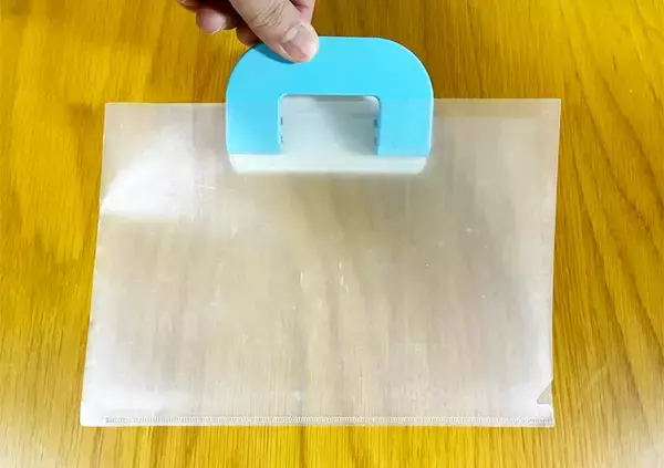 「クリアファイルを半分にカット　実用性バツグンな収納術に「使い道が広すぎる」」の画像