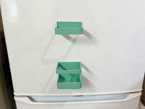 ダイソーのマグネット式傘立て　冷蔵庫にくっつけたら超便利だった！【浮かせる収納】