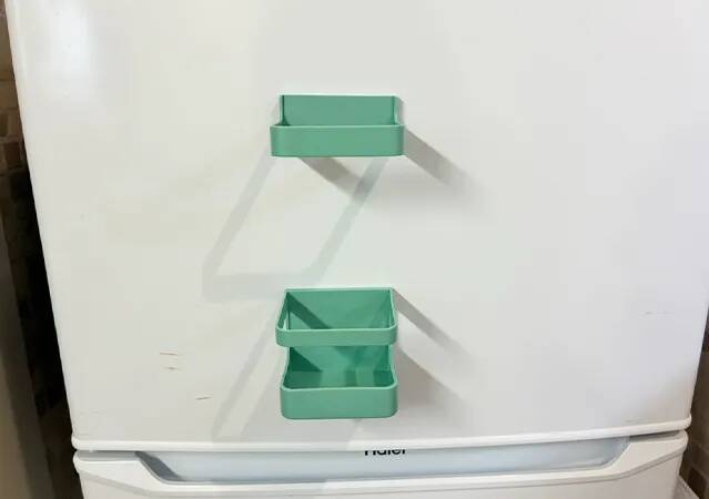 ダイソーのマグネット式傘立て　冷蔵庫にくっつけたら超便利だった！【浮かせる収納】