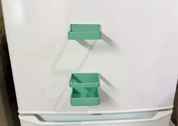 「ダイソーのマグネット式傘立て　冷蔵庫にくっつけたら超便利だった！【浮かせる収納】」の画像