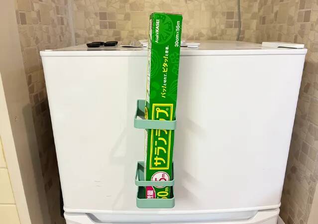 ダイソーのマグネット式傘立て　冷蔵庫にくっつけたら超便利だった！【浮かせる収納】