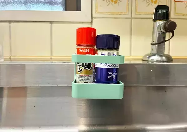 「ダイソーのマグネット式傘立て　冷蔵庫にくっつけたら超便利だった！【浮かせる収納】」の画像