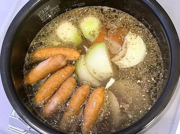 「【ほったらかしで完成】具材を切ったら『炊飯器』にGO！　冬に最高に優しい和風ポトフ」の画像