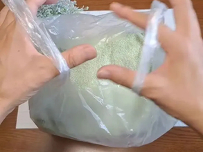 パンパンのビニール袋もサッと結べる！　簡単な裏技に「解くのもラクなんて」