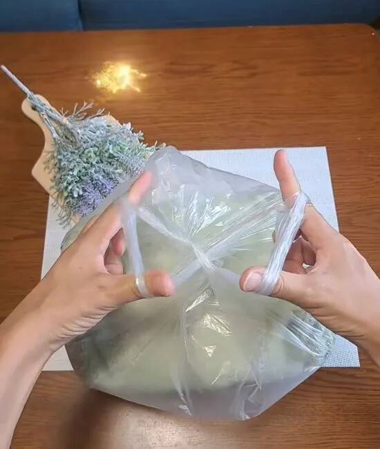 パンパンのビニール袋もサッと結べる！　簡単な裏技に「解くのもラクなんて」