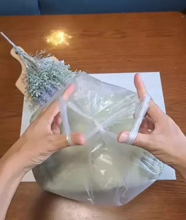 「パンパンのビニール袋もサッと結べる！　簡単な裏技に「解くのもラクなんて」」の画像